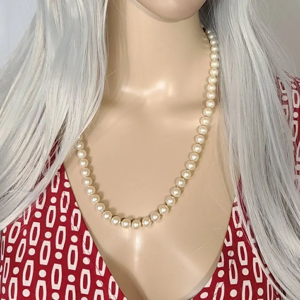 Elegant White Simulated Pearl Necklace